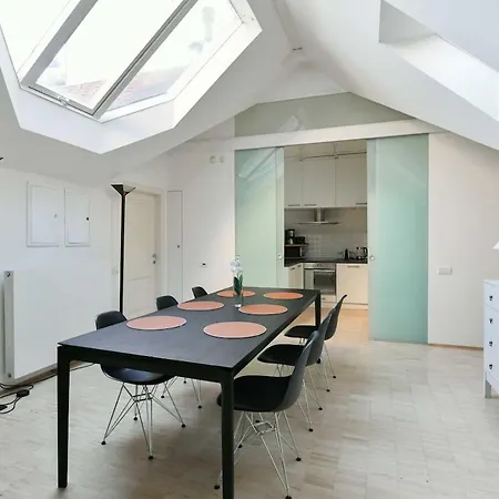 Eclectic Loft With Terrace Apartmán