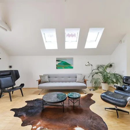 Eclectic Loft Royal Way Apartment *