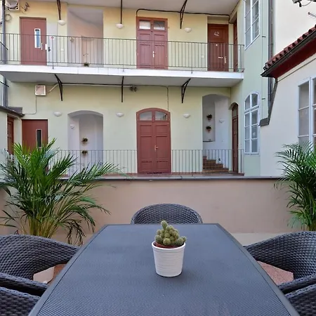 Eclectic Loft With Terrace Apartament Praga